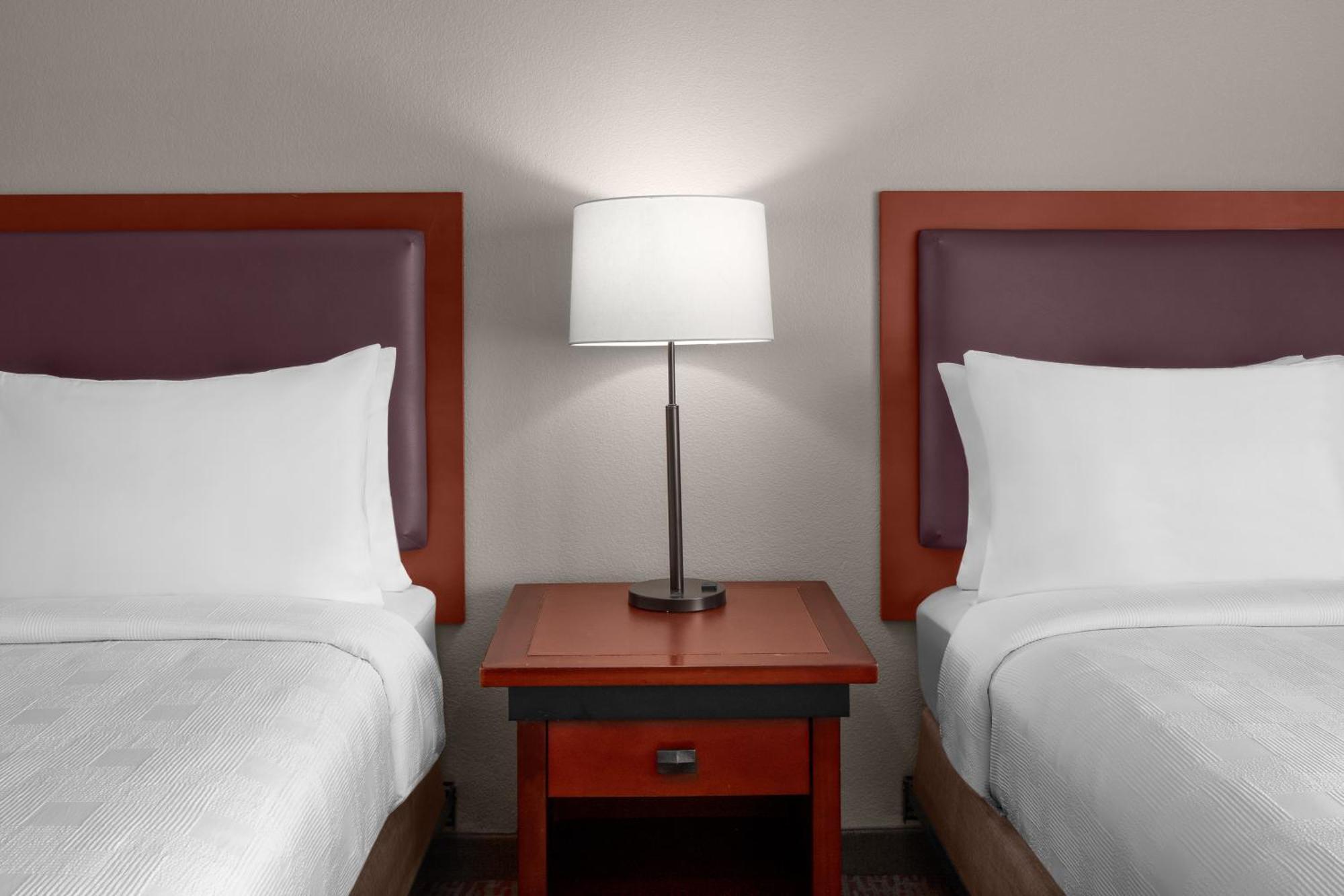 ลาร์กสเพอร์ แลนดิง ฟอลซัม - แอน ออล-สวีท โฮเต็ล Hotel ภายนอก รูปภาพ